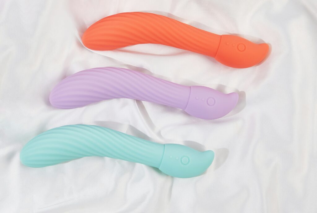 4 tips voor roommate-proof spelen: stille sextoys voor studentenhuizen 2 stille sextoys on bed
