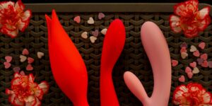 drie vibrators in rood en roze met hartjes en bloemen eromheen