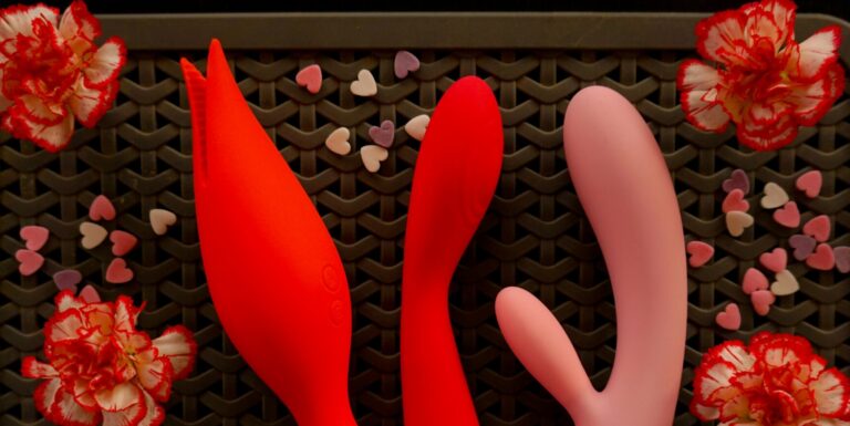 drie vibrators in rood en roze met hartjes en bloemen eromheen
