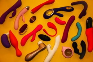een verzameling van verschillende seksspeeltjes in diverse kleuren en vormen, zoals vibrators, dildo's en andere hulpmiddelen