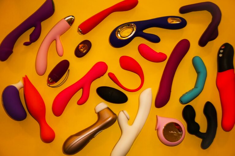 een verzameling van verschillende seksspeeltjes in diverse kleuren en vormen, zoals vibrators, dildo's en andere hulpmiddelen