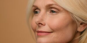 close-up van een vrouw met blond haar en een zachte glimlach